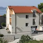 Im Erdgeschoss Fuer Zwei Personen Mit Einer Terrasse By Interhome Διαμέρισμα