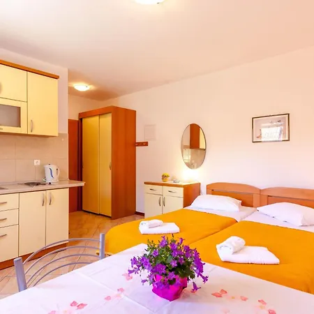 Im Erdgeschoss Fuer Zwei Personen Mit Einer Terrasse By Interhome Brela