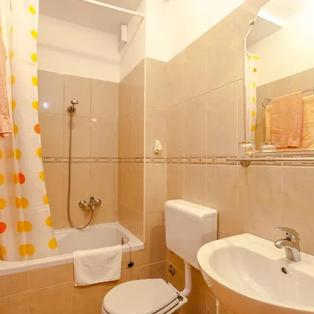 Im Erdgeschoss Fuer Zwei Personen Mit Einer Terrasse By Interhome Apartman *