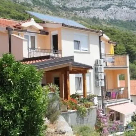 Im Erdgeschoss Fuer Zwei Personen Mit Einer Terrasse By Interhome Apartman