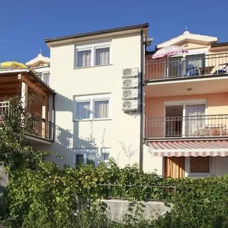 Im Erdgeschoss Fuer Zwei Personen Mit Einer Terrasse By Interhome Brela